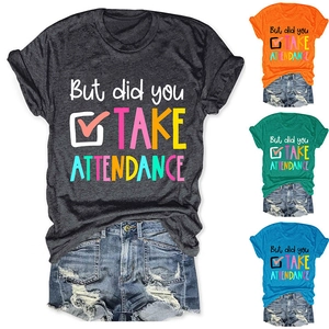 Détail de l'ensemble t-shirt multicolore avec texte et short en jean pour femmes