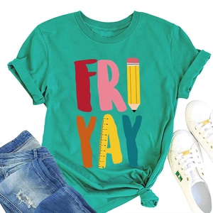 Platliggend groen Fri-Yay T-shirt met creatieve potloodafbeeldingen op zachte katoenen stof