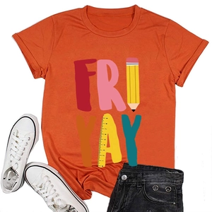 Detail van de Fri-Yay grafische print op oranje T-shirt met potlood en liniaal motieven