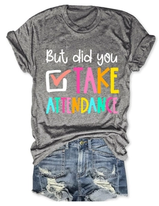 Détail à plat du t-shirt gris avec texte et du short en jean bleu délavé à trous