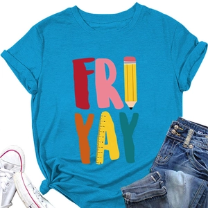 Detail van blauw T-shirt met Fri-yay tekst en creatieve schoolstationery afbeeldingen