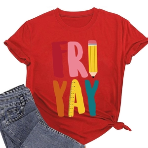 Detail van rood T-shirt met ronde hals en artistieke Fri-Yay potlood en liniaal grafiek