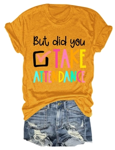 T-shirt jaune à imprimé graphique avec short en jean posé à plat sur fond blanc
