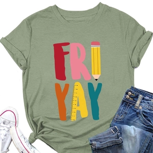 Detail van groen Fri Yay T-shirt met potloodprint, gecombineerd met jeans en schoenen