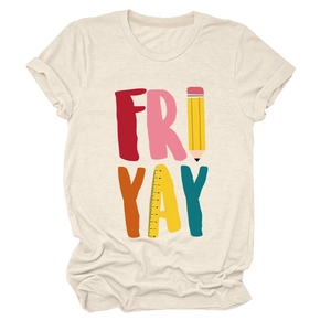 Detail van katoenen T-shirt met kleurrijke Fri Yay print met potlood- en liniaalafbeeldingen