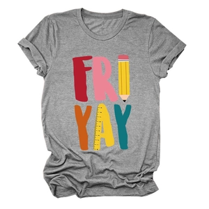 Detail van grijs T-shirt met kleurrijke FRI-YAY potlood- en liniaal-opdruk