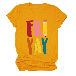 Detail van een geel T-shirt met creatieve Fri-Yay potlood- en liniaal grafische print