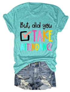 Détail d'un t-shirt sarcelle à message et d'un short en jean bleu délavé usé