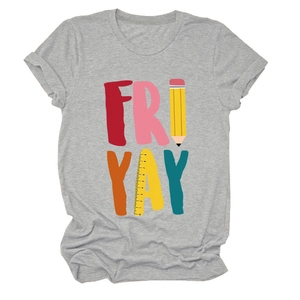 Detail van grijs t-shirt met Fri-Yay-print en creatieve potlood- en liniaalafbeeldingen