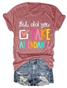 Mise à plat d'un t-shirt rouge brique avec slogan et d'un short en jean sur fond blanc