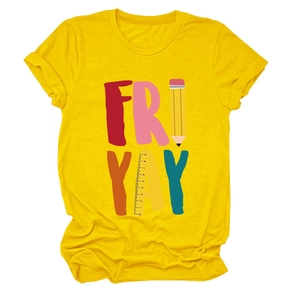 Detail van geel T-shirt met creatieve FRI-YAY print inclusief potlood en liniaal ontwerp