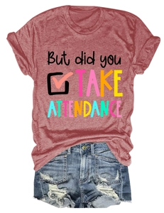 Détail du t-shirt rouge à imprimé texte et du short en jean vieilli pour femme