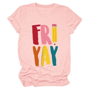 Detail van roze katoenen T-shirt met creatieve FRI YAY potlood- en liniaalprint