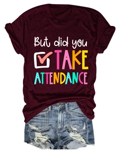 Détail du t-shirt bordeaux avec graphique et short en jean bleu délavé