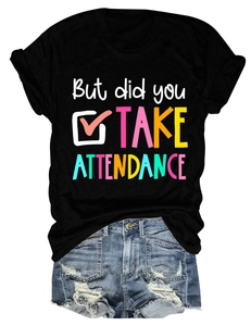T-shirt noir en coton avec citation et short en jean en style décontracté à plat