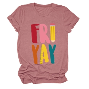 Detail van oudroze T-shirt met Fri Yay print en illustratie van potlood en liniaal