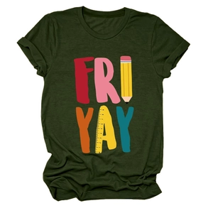 Detail van creatieve Fri Yay print met potlood en liniaal op donkergroen katoenen T-shirt