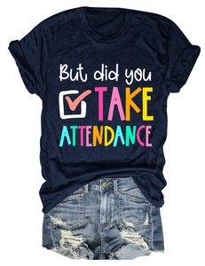 T-shirt en coton bleu marine avec texte et short en jean déchiré posés à plat