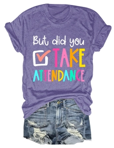 Détail d'un t-shirt violet avec imprimé « But did you TAKE ATTENDANCE » et short en jean