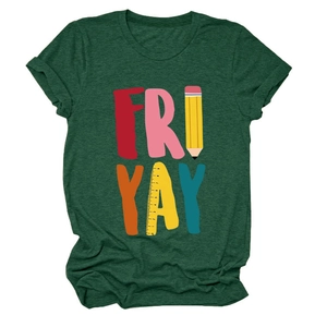 Detail van de creatieve Fri-yay tekstprint met potlood en liniaal op donkergroen t-shirt