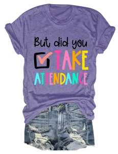 T-shirt violet à col rond avec motif et short en jean déchiré posé à plat