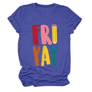Detail van de kleurrijke Fri-Yay-kunstprint met potlood- en liniaaliconen op donkerblauw T-shirt