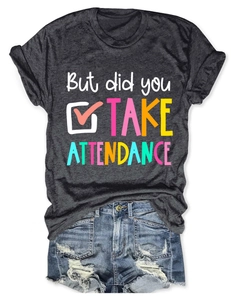 Mise à plat d'un t-shirt gris à message avec un short en jean bleu délavé