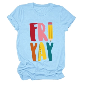 Detail van de 'FRI YAY' grafische print met potlood en liniaal op blauw T-shirt
