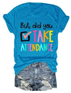 Détail du t-shirt bleu vif avec impression graphique et short en jean assorti en ensemble