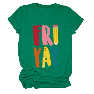 Detailopname van de creatieve FRIYAY-print op groen T-shirt met potlood- en liniaal-icoon
