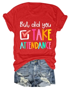 Détail du t-shirt rouge à slogan et du short en jean vieilli en ensemble