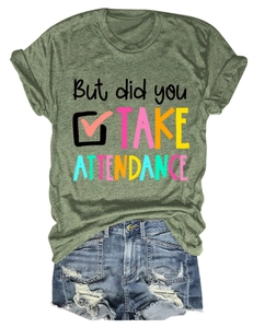 Tenue à plat avec T-shirt graphique vert armée et short en jean déchiré femme