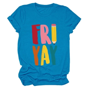 Detail van creatieve Fri Yay regenboogprint met potlood- en liniaaliconen op blauw T-shirt