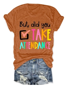 Détail du t-shirt orange avec imprimé multicolore et short en jean délavé