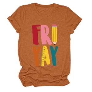 Detailopname van FRIYAY-opdruk op oranje T-shirt met potlood en liniaal details