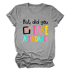 Détail de l'imprimé coloré 'But did you TAKE ATTENDANCE' sur un T-shirt gris en coton
