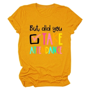 Détail du t-shirt jaune moutarde à col rond avec l'imprimé But did you TAKE ATTENDANCE