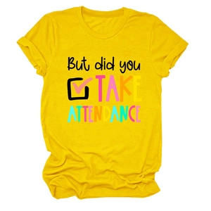 Détail du t-shirt jaune montrant l'imprimé coloré But did you TAKE ATTENDANCE