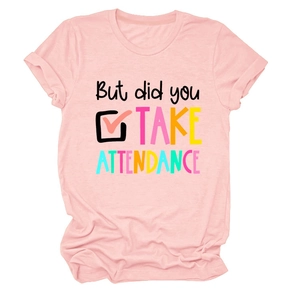 Détail de l'imprimé Take Attendance coloré sur un t-shirt en coton rose clair doux