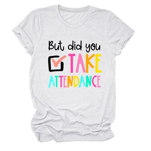 Gros plan sur l'imprimé coloré 'But did you TAKE ATTENDANCE' sur un t-shirt blanc