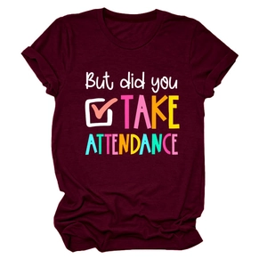 Détail de l'impression et de la texture coton sur un t-shirt col rond bordeaux