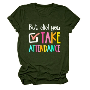 Détail du t-shirt enseignant vert olive foncé avec imprimé présence et texture en coton doux