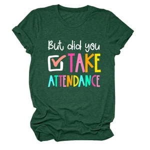 Détail du t-shirt vert forêt avec inscription colorée But Did You Take Attendance