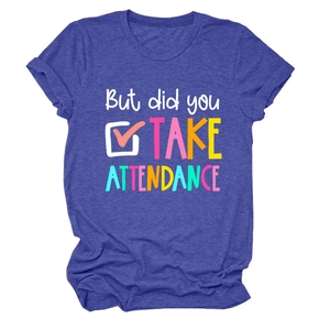 Détail de l'imprimé artistique et du col rond sur le t-shirt violet chiné pour femme