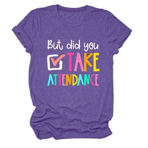 Gros plan du t-shirt de professeur violet chiné avec l'imprimé but did you take attendance