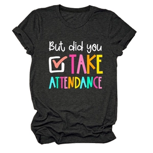 Détail de l'imprimé texte multicolore sur un t-shirt enseignant gris chiné foncé col rond