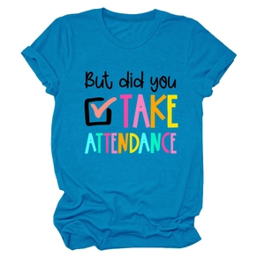 Détail d'un t-shirt bleu vif pour enseignant avec texte imprimé et icône de coche rose