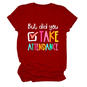 Détail de l'imprimé Take Attendance coloré sur un t-shirt bordeaux à col rond