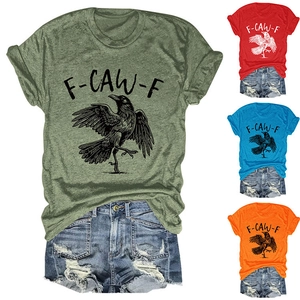 Detailansicht lässiger Rundhals-T-Shirts mit Krähen-Print in verschiedenen kräftigen Farben