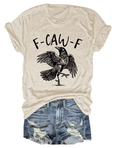 Flach liegendes hellbeiges Baumwoll-T-Shirt mit Rabendruck und Distressed-Denim-Shorts